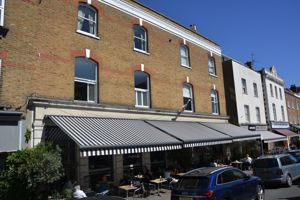 Hampton Court Mews, Bridge Road, East Molesey- click for photo gallery